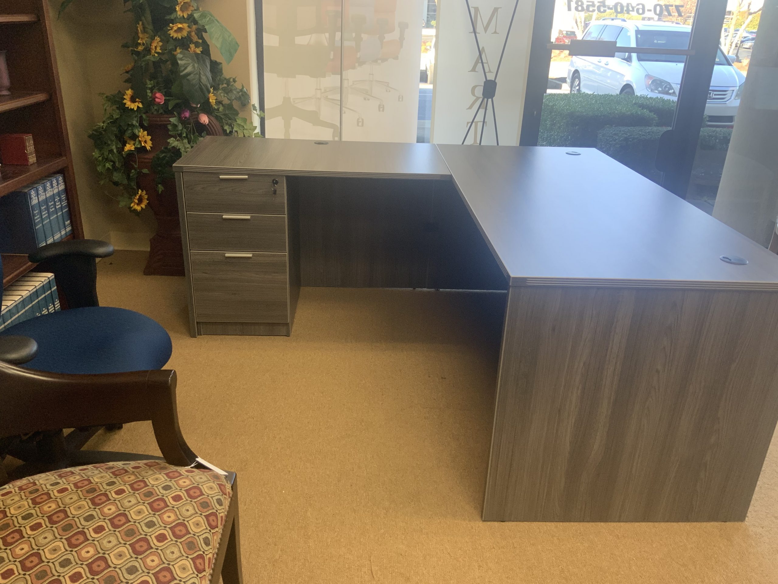 "1400mm Rectangular L-Shaped Desk with spacious work surface and modern design."