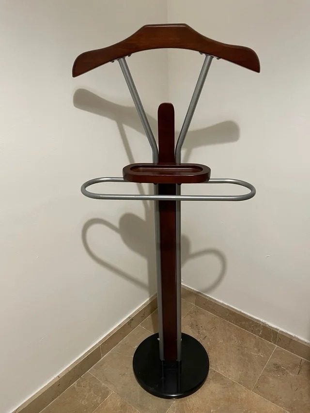 Mahogany Office Coat Hanger with sleek design and rich finish, displaying coats and bags in an elegant office setting.